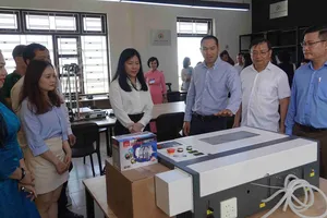 Tặng máy tính và không gian sáng chế cho học sinh Đà Nẵng