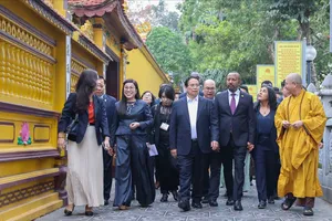 Thủ tướng Phạm Minh Chính cùng Thủ tướng Ethiopia tham quan chùa Trấn Quốc
