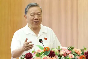 Tổng Bí thư Tô Lâm trao đổi với cử tri, sáng 17-4. Ảnh: QUANG PHÚC 