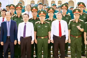 Đoàn đại biểu Ban Chỉ đạo Hội thảo khoa học cấp quốc gia Kỷ niệm 50 năm Ngày Giải phóng miền Nam, thống nhất đất nước dâng hoa Chủ tịch Hồ Chí Minh tại Công viên Tượng đài Chủ tịch Hồ Chí Minh. Ảnh: LÊ MINH