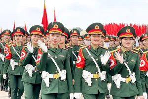 Nét tươi tắn của các nữ quân y trong khoảnh khắc kết thúc buổi hợp luyện diễu binh. Ảnh: HOÀNG HÙNG
