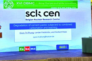 TS Phùng Quốc Trí trình bày tại hội thảo về độ bền vật liệu bê tông ở Bắc Kinh. Ảnh: NVCC
