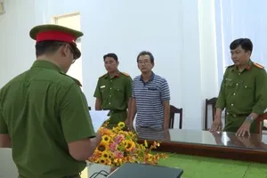 Cơ quan Cảnh sát điều tra Công an tỉnh Bạc Liêu tống đạt quyết định khởi tố bị can đối với Huỳnh Bá Phúc. Ảnh: TRỌNG THỨC