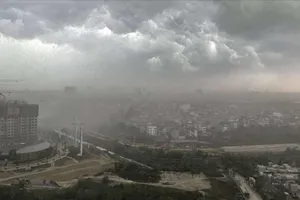 Hà Nội đón cơn dông lớn đầu mùa, Nam bộ vẫn nắng nóng