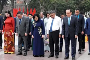 Các đồng chí lãnh đạo TP Hà Nội tưởng niệm V.I.Lê-nin