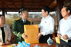 Chủ tịch nước Lương Cường thăm Anh hùng Lực lượng vũ trang nhân dân Tô Văn Đực