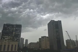 Phía Tây Hà Nội tối sầm vào chiều 21-4. Ảnh: CTV