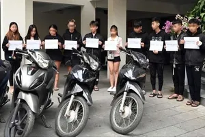 Xét xử nhóm “quái xế” lao xe khiến cô gái dừng đèn đỏ tử vong