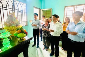 Đồng chí Nguyễn Mạnh Cường ân cần thăm hỏi, động viên người thân GS-TS Chu Phạm Ngọc Sơn. Ảnh: CHÍ THẠCH 