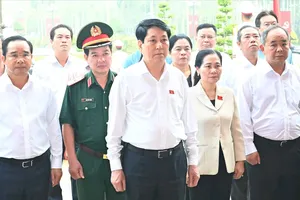 Chủ tịch nước Lương Cường dâng hoa, dâng hương tại di tích lịch sử quốc gia Ngã Ba Giồng