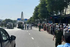 Rất đông người dân theo dõi vụ việc