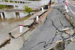 Đường Đầm Dơi – Cái Nước (Cà Mau) bị sạt lở: Tạm ngưng cho ô tô lưu thông