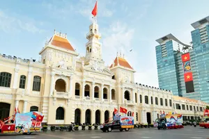 Diễu hành xe hoa tuyên truyền 50 năm Ngày Giải phóng miền Nam, thống nhất đất nước