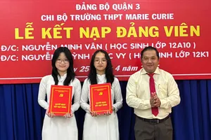 Thêm 2 học sinh Trường THPT Marie Curie được kết nạp Đảng