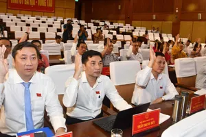 Các đại biểu HĐND tỉnh Bà Rịa - Vũng Tàu biểu quyết thông qua nghị quyết kỳ họp