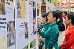 Các đại biểu chụp ảnh lưu niệm tại lễ khai mạc Triển lãm ảnh Nét đẹp phụ nữ Việt Nam và Belarus. Ảnh:PHƯƠNG NAM 