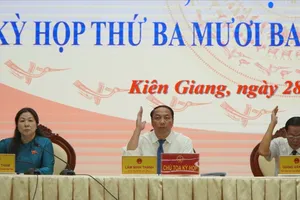 Đại biểu HĐND biểu quyết thông qua các nghị quyết