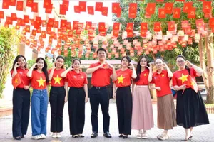 Khoảnh khắc thiêng liêng của những người lính biển. Ảnh: NGUYỄN TRANG