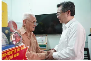 Đồng chí Nguyễn Thanh Nghị thăm, tặng quà tri ân ông Huỳnh Văn Cang.