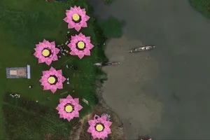 Hạ thủy 7 hoa sen trên sông Hương kính mừng Đại lễ Phật đản Phật lịch 2569