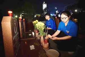 Thắp nến tri ân các Anh hùng liệt sĩ ở nhiều tỉnh, thành phố