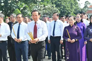 Lãnh đạo TPHCM dâng hoa, dâng hương tưởng nhớ Mẹ Việt Nam anh hùng, Anh hùng liệt sĩ
