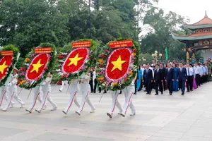 Đoàn đại biểu TPHCM dâng hương tưởng niệm các Anh hùng liệt sĩ tại huyện Củ Chi