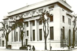 Tòa nhà Ngân hàng HSBC của Anh thập niên 1930 tại góc Bến Chương Dương-Hồ Tùng Mậu, nay do Ngân hàng Nhà nước quản lý. Ảnh: TƯ LIỆU