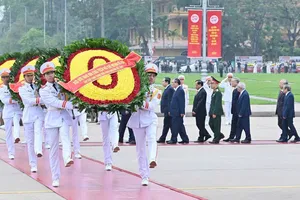 Đoàn đại biểu lãnh đạo Đảng, Nhà nước đặt vòng hoa và vào lăng viếng Chủ tịch Hồ Chí Minh, nhân dịp kỷ niệm 50 năm Ngày giải phóng miền Nam, thống nhất đất nước, sáng 29-4. Ảnh VIẾT CHUNG