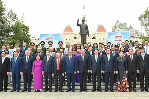 Tổng Bí thư Tô Lâm dâng hương tưởng nhớ Chủ tịch Hồ Chí Minh