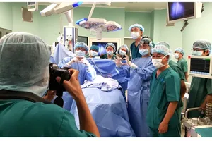 Các bác sĩ hoàn thành ca mổ tách 2 bé Diệu Nhi - Trúc Nhi. Ảnh: BỆNH VIỆN NHI ĐỒNG THÀNH PHỐ