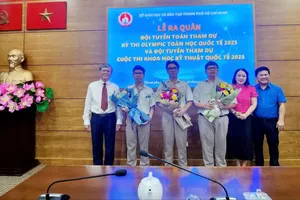 Giám đốc Sở GD-ĐT TPHCM Nguyễn Văn Hiếu chụp hình cùng học sinh trong các đội tuyển 