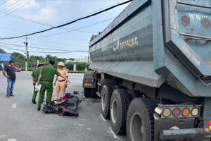 Công an tiến hành khám nghiệm hiện trường vụ tai nạn 