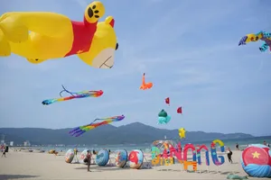 Hàng ngàn người dân, du khách đổ về Khu du lịch biển Thiên Cầm (tỉnh Hà Tĩnh). Ảnh: DƯƠNG QUANG 