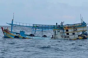 Tàu cá chìm trên vùng biển Côn Đảo, 10 ngư dân được cứu 