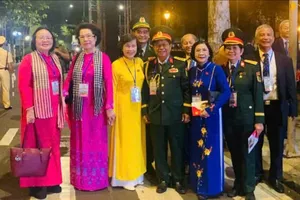 Tác giả và đại biểu dự lễ kỷ niệm 50 năm Ngày Giải phóng miền Nam, thống nhất đất nước, chụp ảnh kỷ niệm