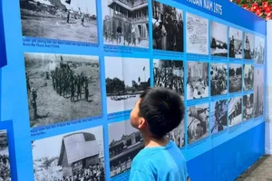 Cầu Vàng được trang trí hàng loạt lá cờ đỏ sao vàng treo dọc theo thành cầu, tạo nên một khung cảnh ấn tượng và đầy tự hào