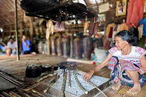 Bà Ka Diết ở buôn Bơ Đăng, thôn 2, xã Lộc Bắc, huyện Bảo Lâm (tỉnh Lâm Đồng) hàng ngày vẫn sinh hoạt trong căn nhà dài truyền thống được truyền từ nhiều đời