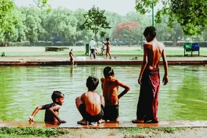 Trẻ em Ấn Độ giải nhiệt ở hồ nước công cộng. Ảnh: UNSPLASH