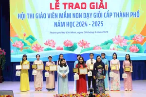 Trao giấy khen cho giáo viên đoạt giải nhất Hội thi "Giáo viên dạy giỏi" cấp thành phố năm học 2024-2025