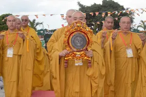 Tây Ninh: Đông đảo Phật tử, du khách cung nghinh xá lợi Đức Phật