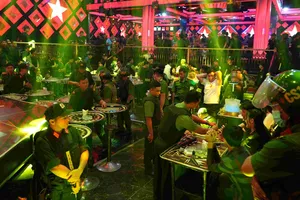 Lực lượng cảnh sát kiểm tra quán bar Paris Night Club