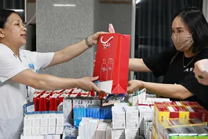 Khám bệnh và phát thuốc cho người dân