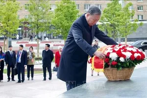 Tổng Bí thư Tô Lâm và Phu nhân dâng hoa tưởng nhớ Chủ tịch Hồ Chí Minh và Tổng Bí thư Lê Duẩn tại Moscow