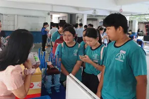 Học sinh lớp 9 tham gia Ngày hội tuyển sinh vào lớp 10 do Phòng GD-ĐT quận 10 tổ chức vào tháng 3-2025