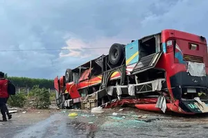 Xe khách giường nằm lật ngửa trên Quốc lộ 55