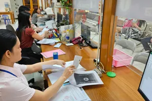 Công chức UBND phường 1, quận Gò Vấp giải quyết hồ sơ thủ tục hành chính cho người dân