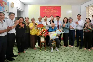 Lãnh đạo TPHCM trao Huy hiệu 65 năm tuổi Đảng đến đồng chí Lê Tấn Bửu