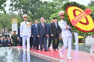 Lãnh đạo Đảng, Nhà nước vào Lăng viếng Chủ tịch Hồ Chí Minh. Ảnh: QUANG PHÚC 