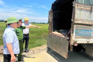 Vận chuyển sản phẩm động vật không rõ nguồn gốc. Ảnh: CÔNG AN HÀ TĨNH